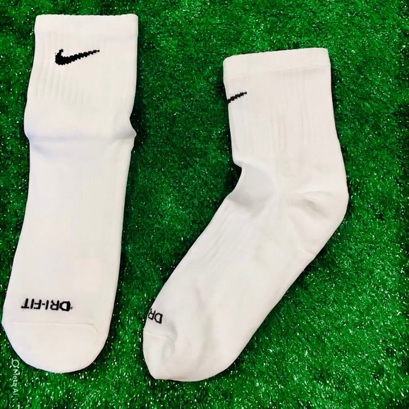 NEW NIKE DRI-FIT QUARTER SOCKS - Picture 2 of 3